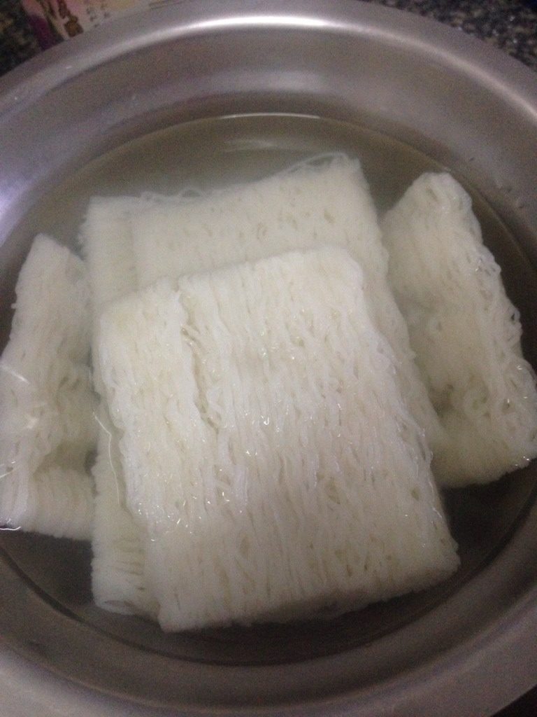 蒸米粉,先把米粉泡水,最好是用常温水,如果时间不够可以用点温水。松散即可捞起放干水待用