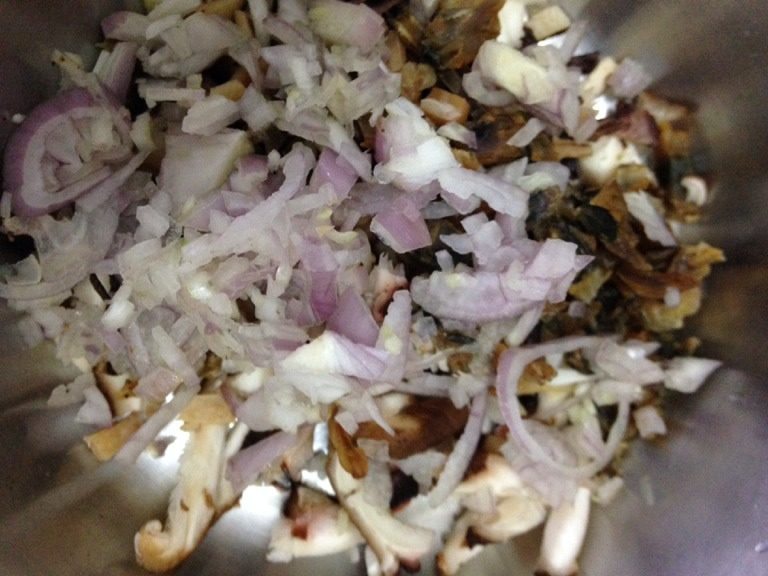 蒸米粉,干海味用热水浸泡,几分钟后捞起砌碎。