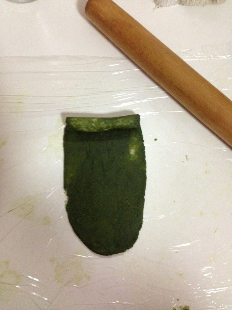 抹茶酥,如图：从中间先上后下擀。再竖着压扁擀一次。