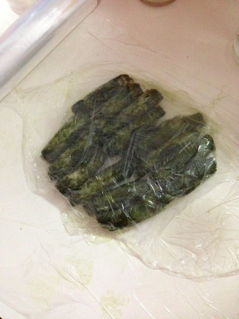 抹茶酥,如图：包保鲜膜醒20分钟。