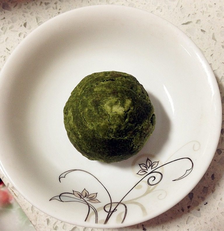 抹茶酥,如图：醒好的皮子压扁包入豆沙，蛋黄收口朝下。烤箱预热，150度30分钟。