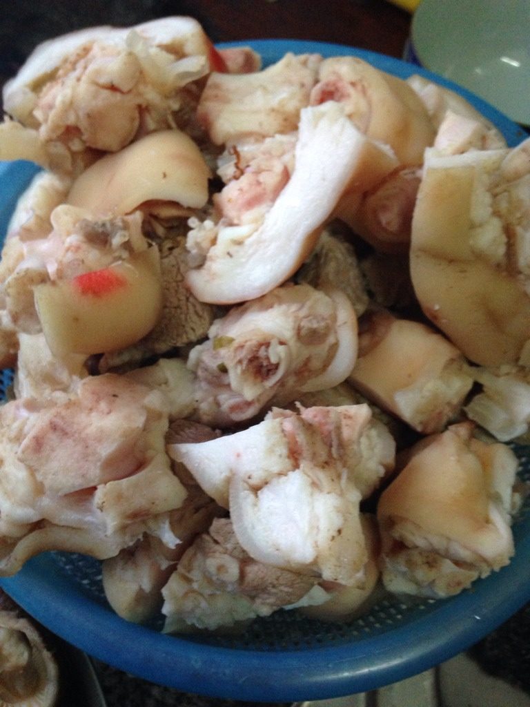 发财好事就手,提前一天，<a style='color:red;display:inline-block;' href='/shicai/ 445'>猪手</a>阶段用开水，煮沸，放到冰箱冰冻。