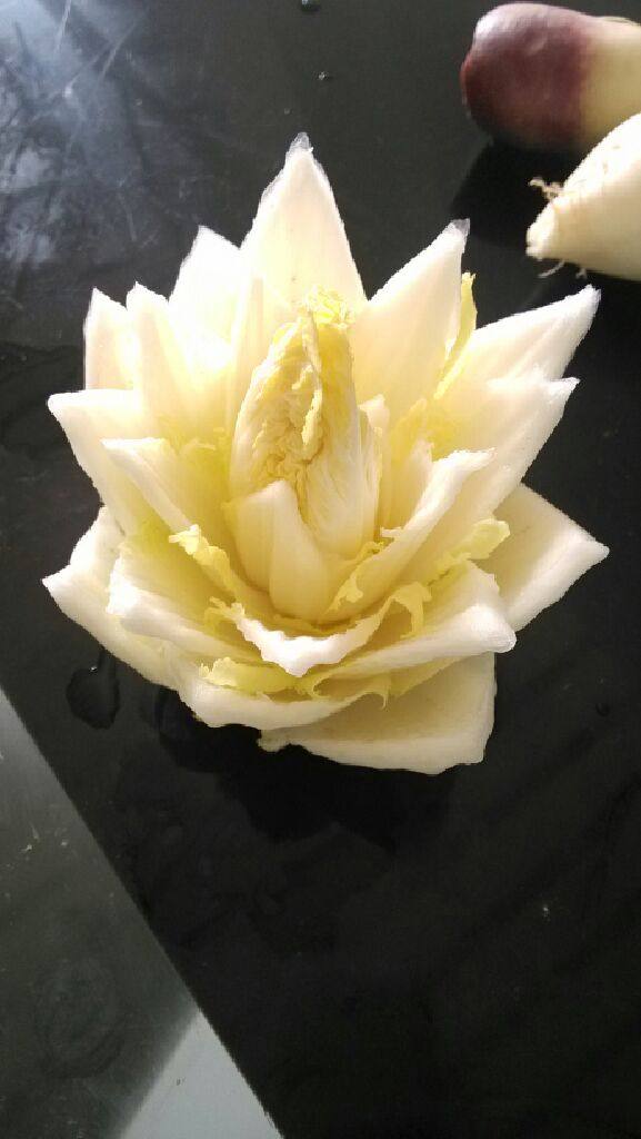 荷花丸子汤,娃娃菜切成荷花状