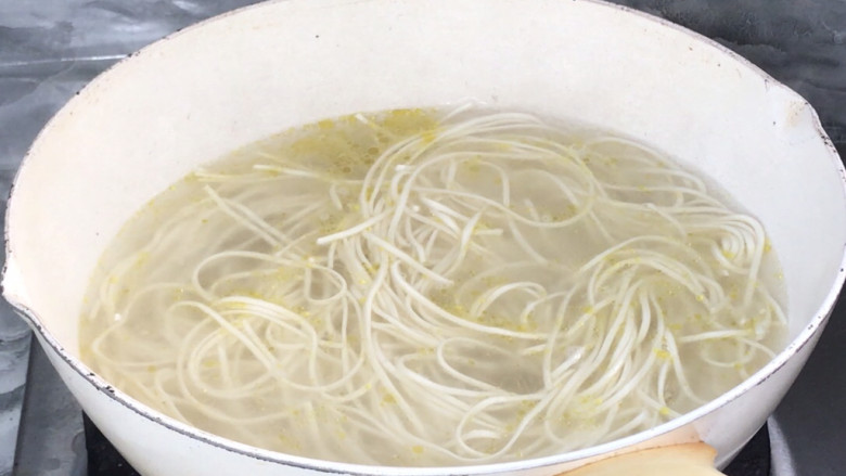 豆腐卤面,另起锅烧开水,加少许盐和油,放入<a style='color:red;display:inline-block;' href='/shicai/ 13159'>手工面</a>,拌匀煮沸