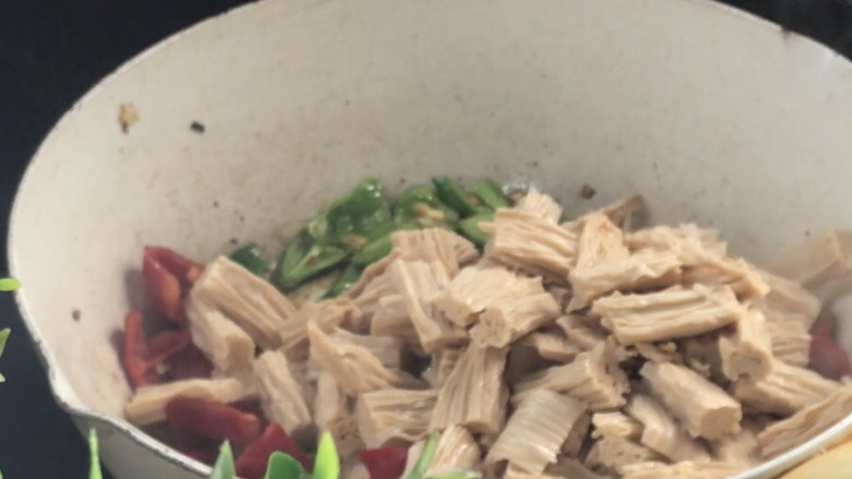 辣椒炒腐竹,加入红椒和腐竹,炒匀至入味