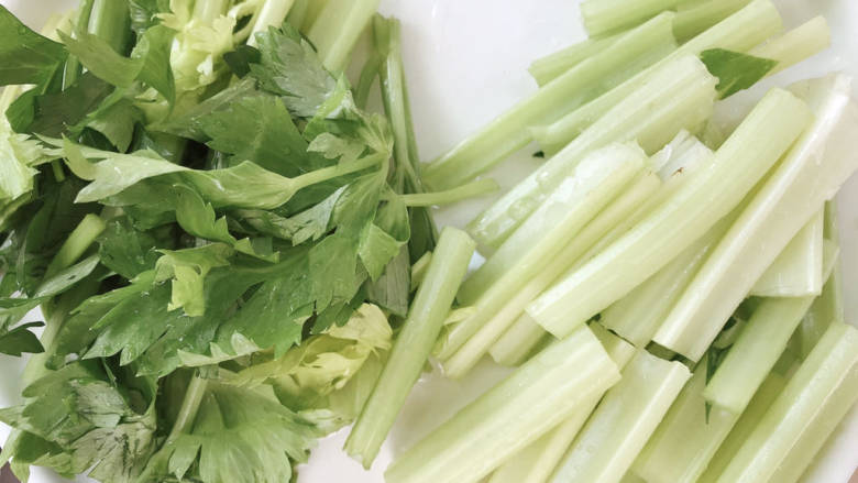芹菜木耳炒肉丝,芹菜清洗干净后切段