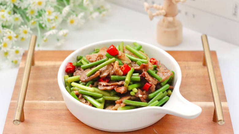 肉片炒蒜苔,出锅咯,好吃到爆,下饭又下酒!