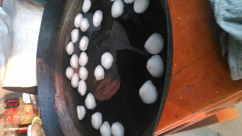 荷花丸子汤,荷花煮软，放入粉丝，菜叶。煮熟，调味，出锅。