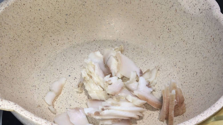 家常焖梅干菜,起锅放入肥肉,煸炒出油