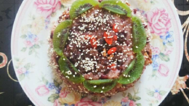 青海八宝饭,最后拿一个好看的有花边的大盘子,扣在压好饭的碗上,再倒置,一个完整的八宝饭就扣在盘子里了