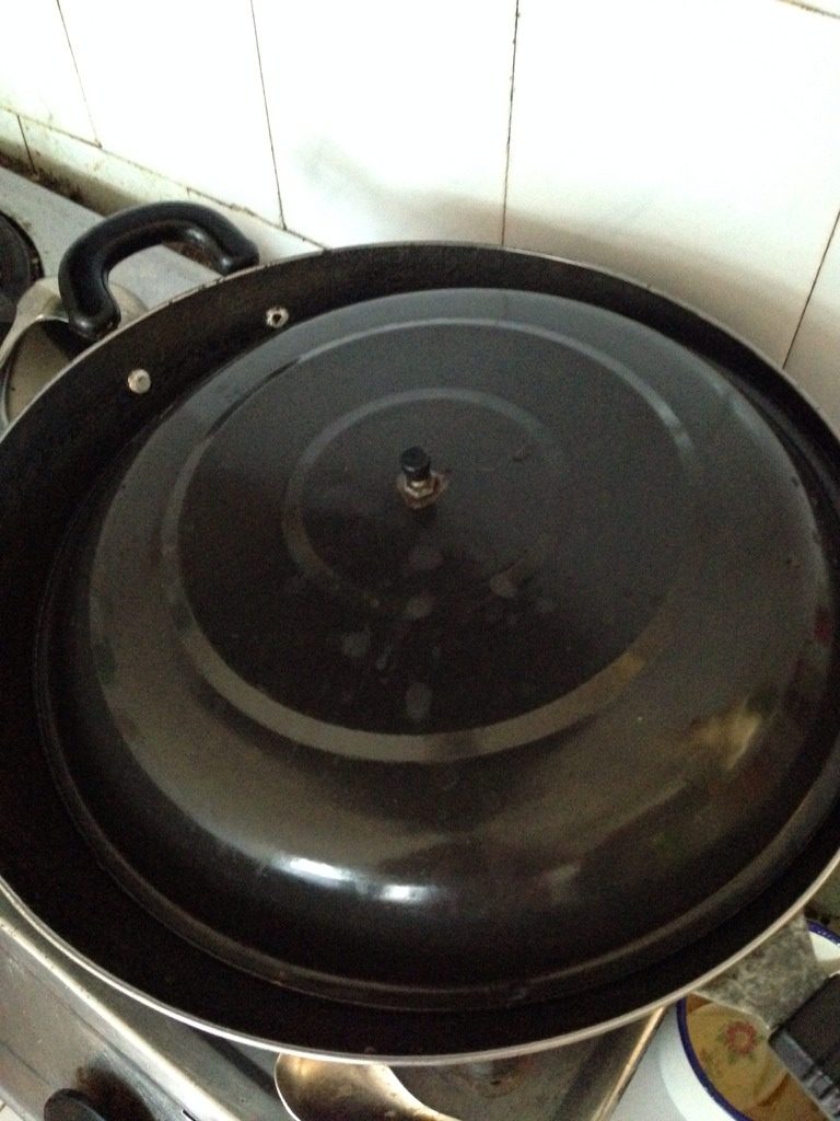 桂林油茶速成做法,茶叶盖锅盖煮久一点,大概5到十分钟,依分量而定