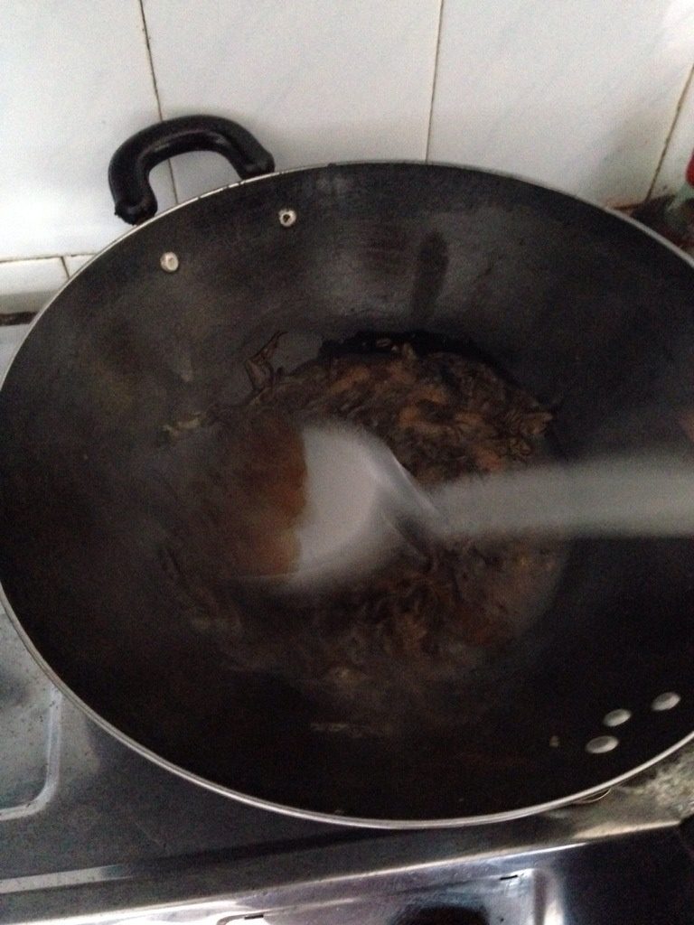 桂林油茶速成做法,水开一段时间,茶叶散掉软了以后开始用锅铲擂,伴随捶打,最好是用木勺