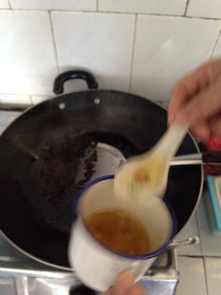 桂林油茶速成做法,擂几分钟后水会煮干,水干得差不多时加油,最好是猪油