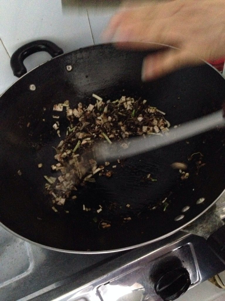 桂林油茶速成做法,加入芋头丁和笋丁炒香,中途觉得干可以加少许油