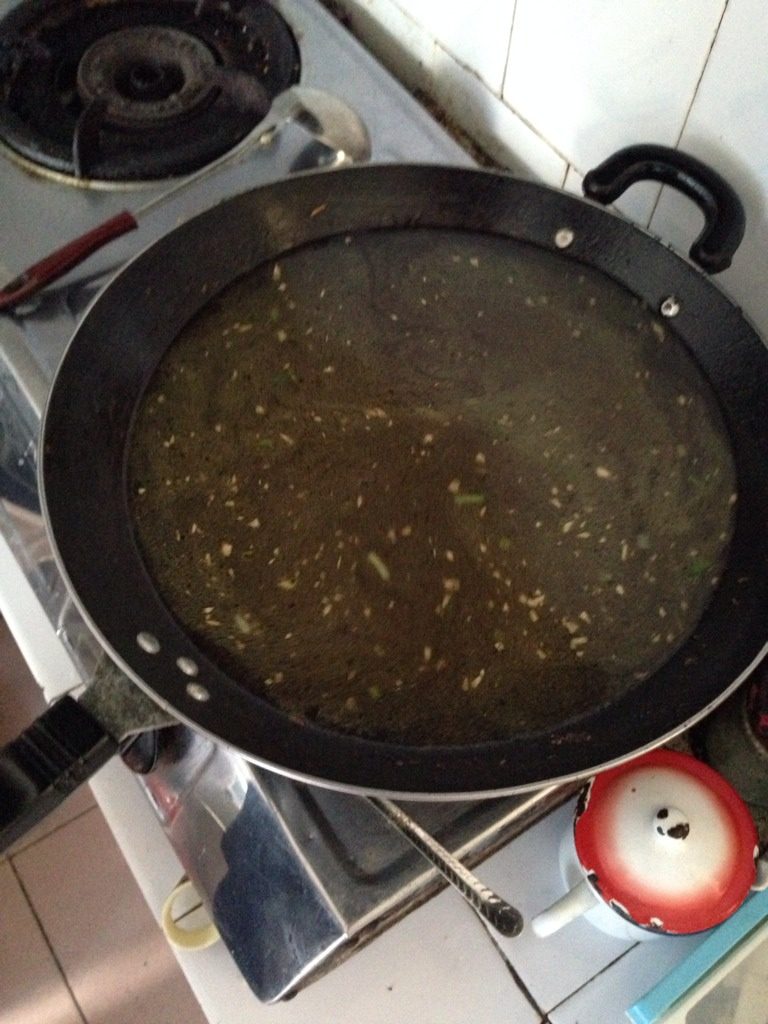 桂林油茶速成做法,翻炒一两分钟加水,依据茶叶多少放水,水少会涩,依据个人口味放