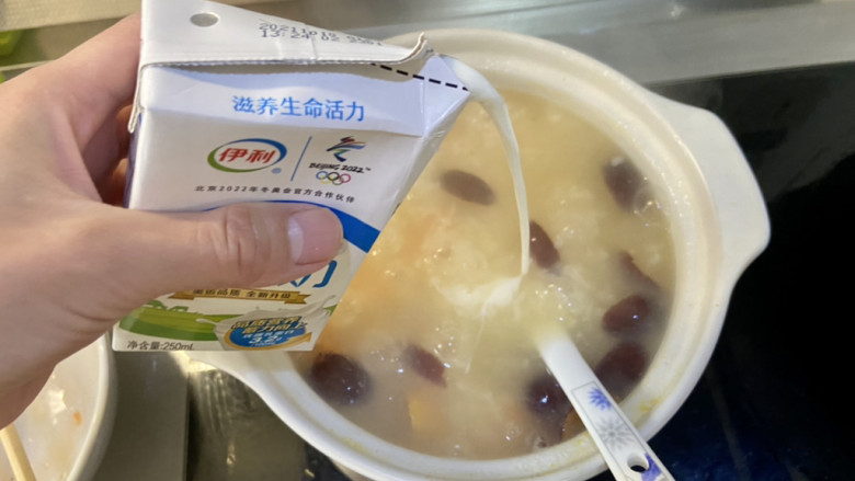牛奶番薯粥➕牛奶鸡蛋红薯粥,30分钟后,加入一盒牛奶,搅拌均匀