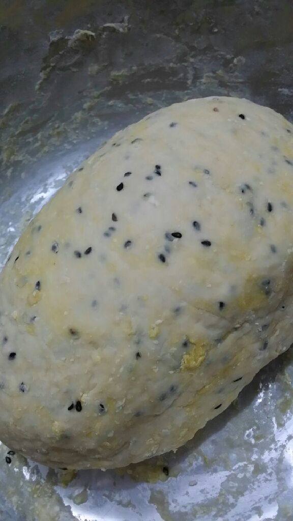 虾仁鸡蛋青豆蒸饺,快做来试试~用<a style='color:red;display:inline-block;' href='/shicai/ 668'>黑芝麻</a><a style='color:red;display:inline-block;' href='/shicai/ 93'>鸡汤</a>和<a style='color:red;display:inline-block;' href='/shicai/ 9'>鸡蛋</a>温水和面~然后把<a style='color:red;display:inline-block;' href='/shicai/ 287'>虾仁</a>用淀粉泡一下<a style='color:red;display:inline-block;' href='/shicai/ 456'>青豆</a>煮熟~<a style='color:red;display:inline-block;' href='/shicai/ 287'>虾仁</a><a style='color:red;display:inline-block;' href='/shicai/ 456'>青豆</a>胡萝卜<a style='color:red;display:inline-block;' href='/shicai/ 29'>洋葱</a>大蒜生姜切碎放到一起~倒入适量酱油鸡精盐然后倒入滚烫的热油拌匀~就可以包啦~包完后上蒸笼蒸O(∩_∩)O5分钟就可以慢慢享用啦~PS：配上蒜蓉醋辣椒酱~perfect~[鼓掌][鼓掌][鼓掌][鼓掌][鼓掌][鼓掌]    