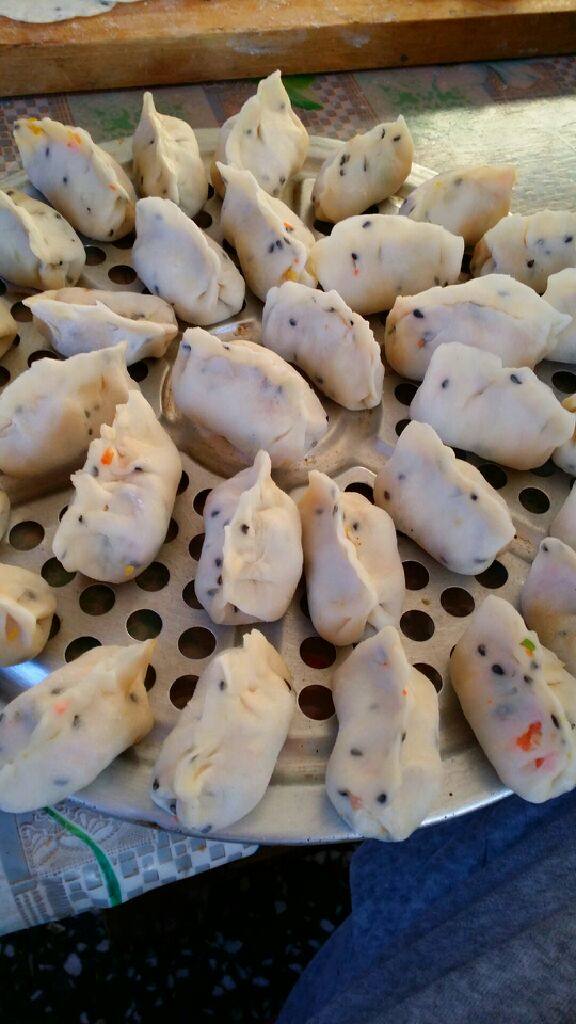 虾仁鸡蛋青豆蒸饺,快做来试试~用黑芝麻鸡汤和鸡蛋温水和面~然后把虾仁用淀粉泡一下青豆煮熟~虾仁青豆胡萝卜洋葱大蒜生姜切碎放到一起~倒入适量酱油鸡精盐然后倒入滚烫的热油拌匀~就可以包啦~包完后上蒸笼蒸O(∩_∩)O5分钟就可以慢慢享用啦~PS：配上蒜蓉醋辣椒酱~perfect~[鼓掌][鼓掌][鼓掌][鼓掌][鼓掌][鼓掌]    