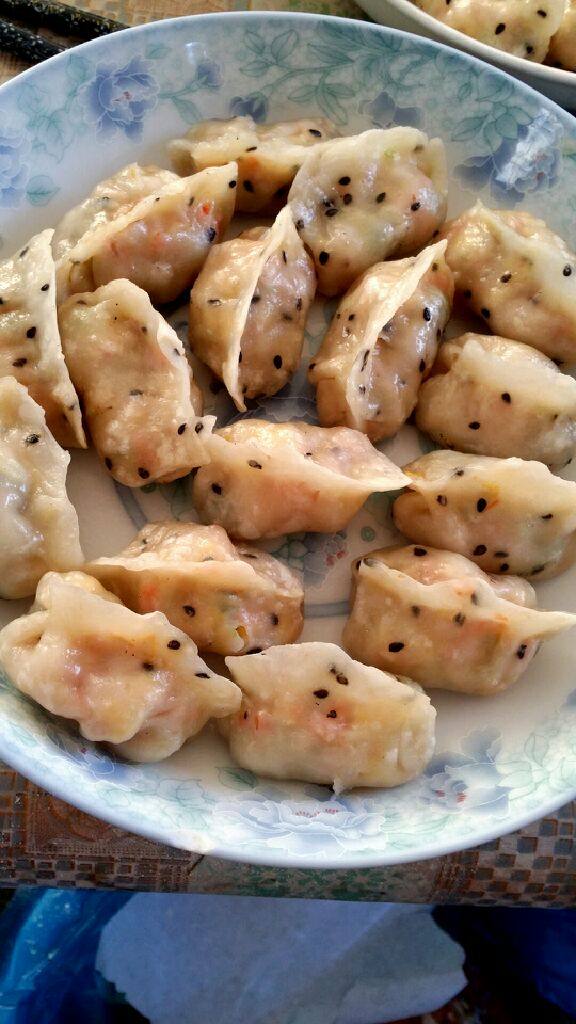 虾仁鸡蛋青豆蒸饺