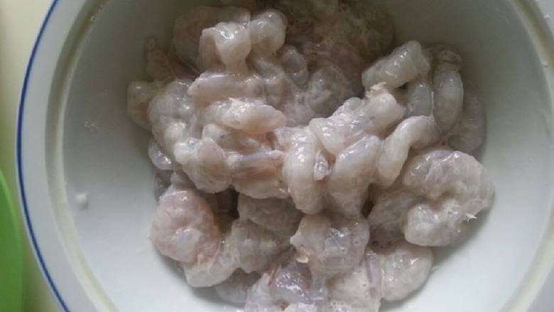 香炸虾仁,虾仁洗净放少许盐放生粉拌匀