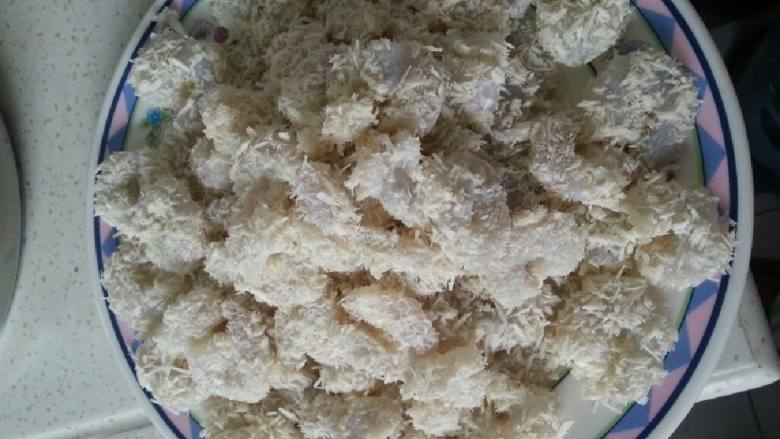 香炸虾仁,沾满面包屑的虾仁备用