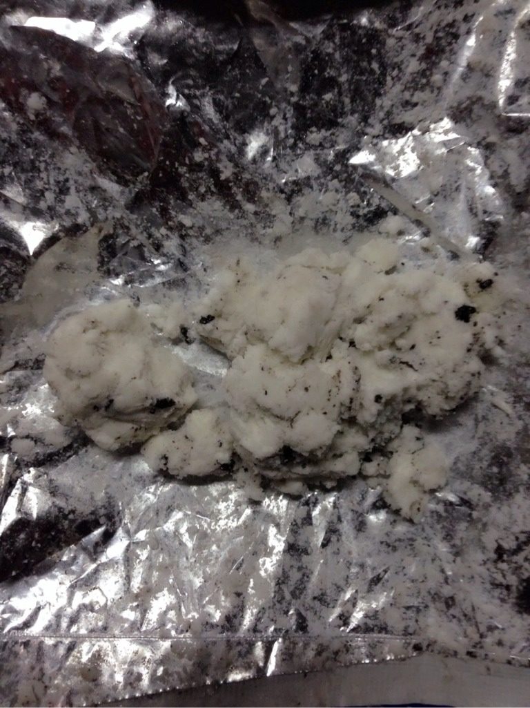 夹心小甜点,奥利奥夹心奶油用小刀刮出来,放到饼干袋上备用!