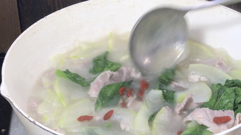 冬瓜瘦肉汤,加入香葱和枸杞,拌匀即可