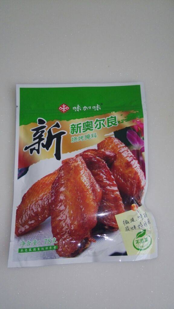 新奥尔良烤翅根,半袋新奥尔良烧烤腌料放少许清水搅拌均匀