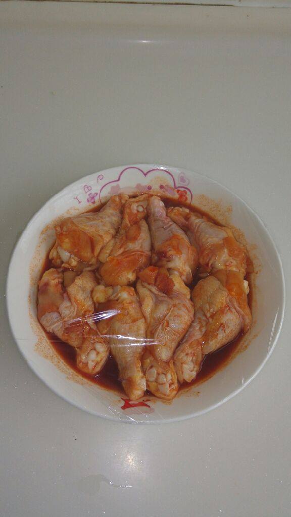 新奥尔良烤翅根,烤箱预热220℃,烤盘铺上锡纸,放上烤翅,先烤20分钟,拿出翻个,再烤5分钟