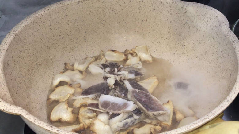 家常焖梅干菜,再放入瘦肉,炒香