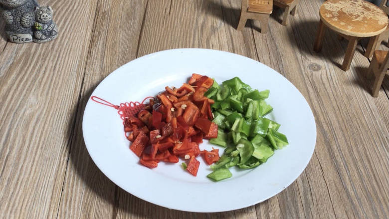 辣椒炒豆渣,青红辣椒洗净,去蒂去籽后切成小丁备用