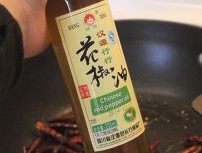 辣子鸡翅,继而倒入<a style='color:red;display:inline-block;' href='/shicai/ 10367'>藤椒油</a>、<a style='color:red;display:inline-block;' href='/shicai/ 748'>花椒油</a>