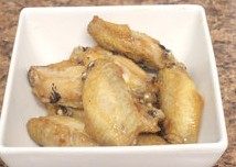 辣子鸡翅,炒香后倒入鸡翅，盐和糖迅速翻炒，出锅前撒上芝麻即可！