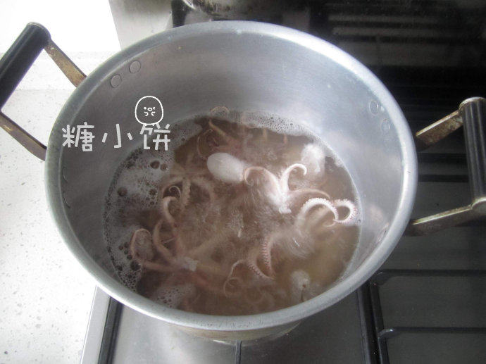 章鱼小丸子,拉掉表皮,加一些料酒和醋焯水备用~