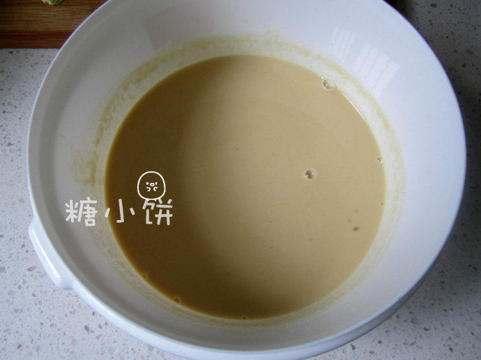 章鱼小丸子,低粉100G，<a style='color:red;display:inline-block;' href='/shicai/ 9'>鸡蛋</a>1个，<a style='color:red;display:inline-block;' href='/shicai/ 788'>生抽</a>5G，冷水200ML，<a style='color:red;display:inline-block;' href='/shicai/ 702'>泡打粉</a>1/4茶匙调成面糊备用