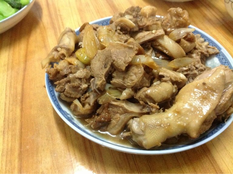 秘制柠檬鸭,3、热锅添油,加入步骤2的材料翻炒两下后加入切好的鸭肉翻炒。大概三分钟左右即可。