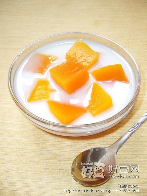 冰糖木瓜牛奶,<a style='color:red;display:inline-block;' href='/shicai/ 590'>木瓜</a>切粒，<a style='color:red;display:inline-block;' href='/shicai/ 866'>冰糖</a>，<a style='color:red;display:inline-block;' href='/shicai/ 219'>牛奶</a>备用；