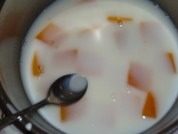 冰糖木瓜牛奶,搅拌均即可食用。