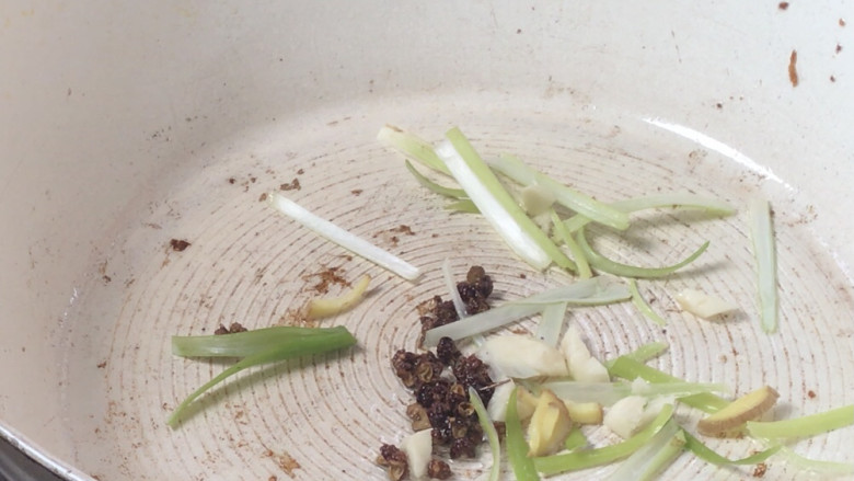 香炸锅巴肉,加入葱姜蒜,炒香