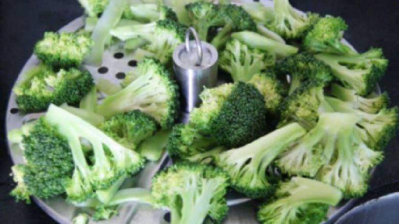 蒸炒西兰花,西兰花蒸好待用,炒锅烧热,倒入食用油
