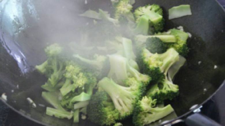 蒸炒西兰花,油烧热爆香蒜片,下西兰花翻炒