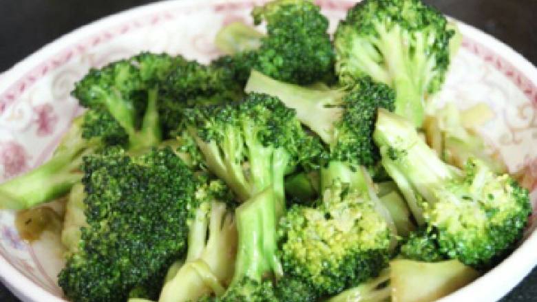 蒸炒西兰花,西兰花翻炒两分钟加入调味品就可以出锅装盘了