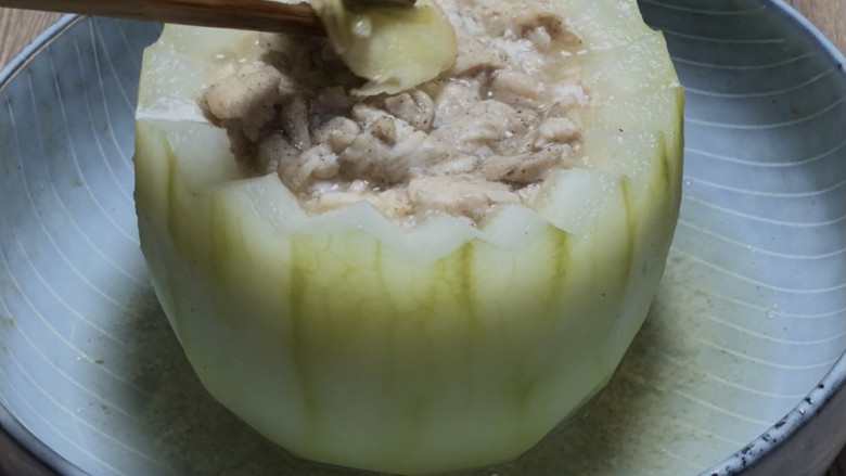 鸡肉冬瓜盅,将汤汁沥入干净的锅中,取出葱姜丢弃