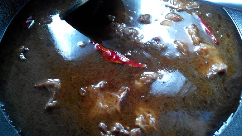 牛腩炖土豆,加3碗开水,就我们平时吃饭的碗。煮开撇去浮沫。