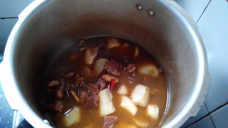牛腩炖土豆,倒入高压锅,我们家的高压锅是老式的,比电压锅好控制。大火,锅响10分钟转中火,再响10分钟关火。