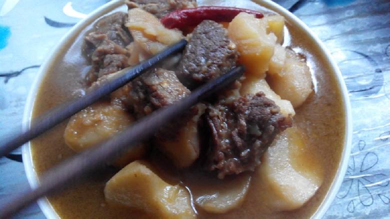 牛腩炖土豆,出锅可加适量鸡精,还可加点葱碎。