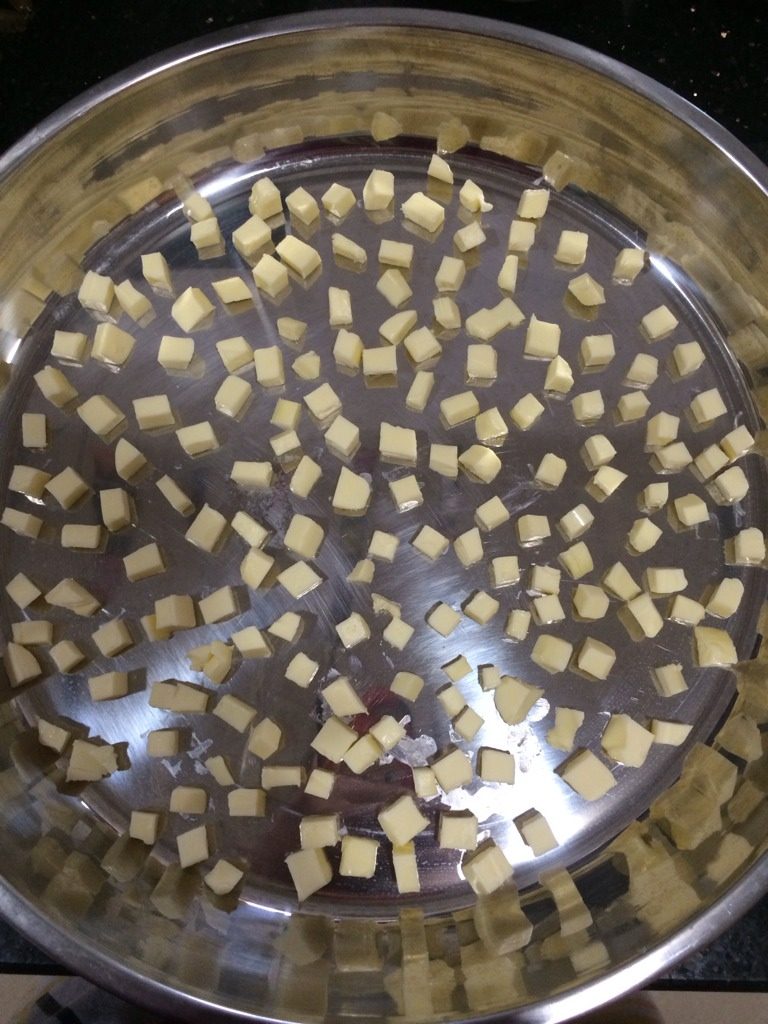 自制苹果派,1-取100g<a style='color:red;display:inline-block;' href='/shicai/ 887'>黄油</a>切小颗粒状(如图)