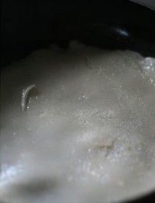 花样蛋蔬卷饼,平底锅点上火,涂上油,加热到手在锅有空有微烫感,改小火,将面粉糊倒进去,轻转锅柄,将粉糊摊成饼状