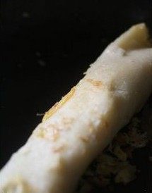 花样蛋蔬卷饼,将饼皮卷起来,切成斜段,摆盘即可