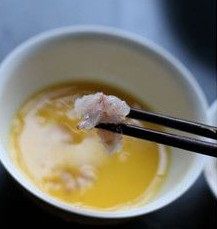 虾仁鸡蛋灌酥饼,把虾仁拌入鸡蛋液里